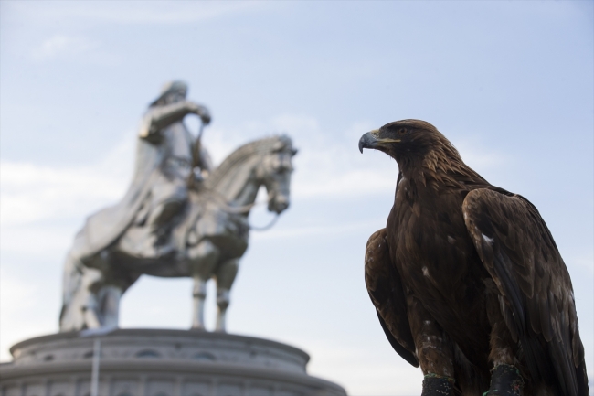 Cengiz Han'ın atlı heykeline ziyaretçilerden yoğun ilgi